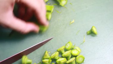 Yumurtayla kızartılmış bamya.