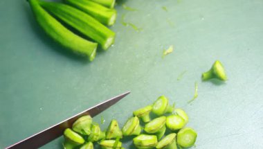 Yumurtayla kızartılmış bamya.