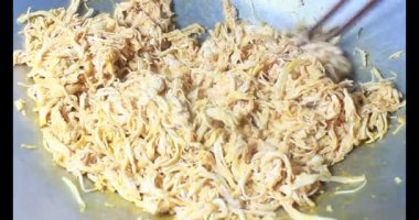 Kurutulmuş tavuk diş ipi yap.