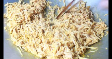 Kurutulmuş tavuk diş ipi yap.