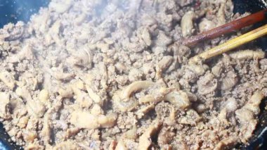 Karides ezmesiyle kızartılmış et.