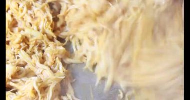 Kurutulmuş tavuk diş ipi yap.