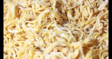 Kurutulmuş tavuk diş ipi yap.