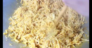 Kurutulmuş tavuk diş ipi yap.