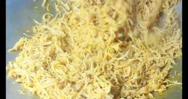 Kurutulmuş tavuk diş ipi yap.