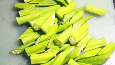 Yumurtayla kızartılmış bamya.