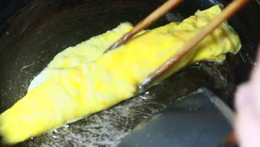 Yumurtayla kızartılmış bamya.