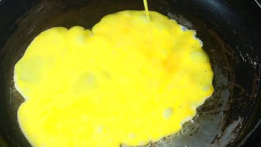 Yumurtayla kızartılmış bamya.