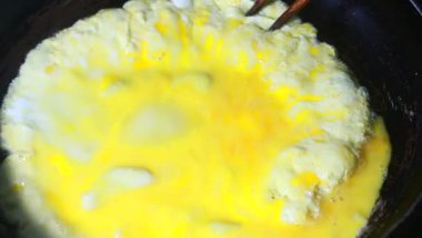 Yumurtayla kızartılmış bamya.