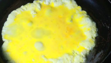 Yumurtayla kızartılmış bamya.