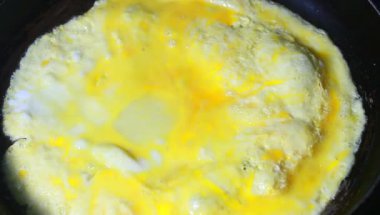 Yumurtayla kızartılmış bamya.