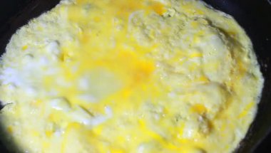 Yumurtayla kızartılmış bamya.