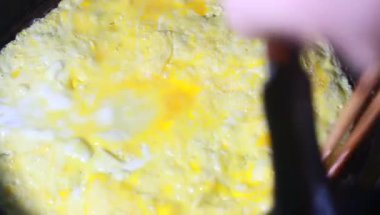 Yumurtayla kızartılmış bamya.