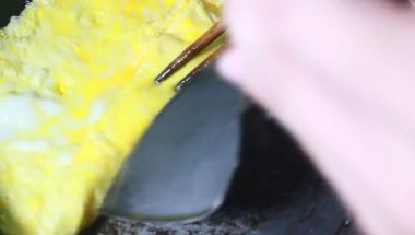 Yumurtayla kızartılmış bamya.