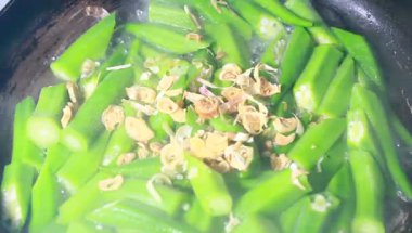 Yumurtayla kızartılmış bamya.