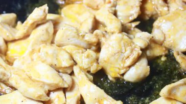 Kurutulmuş tavuk diş ipi yap.