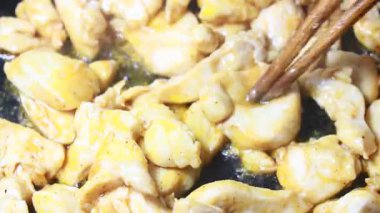 Kurutulmuş tavuk diş ipi yap.