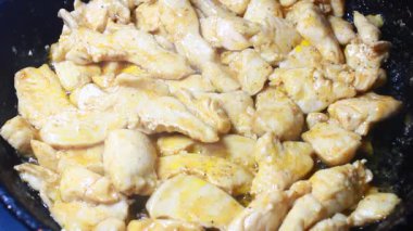 Kurutulmuş tavuk diş ipi yap.