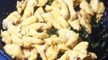 Kurutulmuş tavuk diş ipi yap.