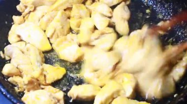 Kurutulmuş tavuk diş ipi yap.