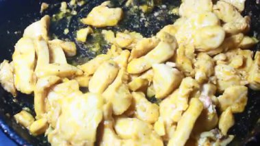 Tavuk dilimlerini inceledim.