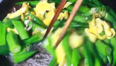 Yumurtayla kızartılmış bamya.