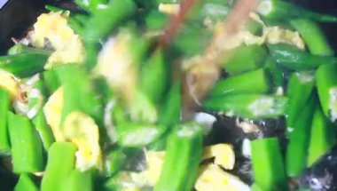 Yumurtayla kızartılmış bamya.