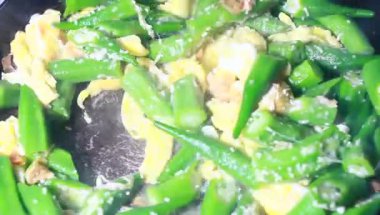 Yumurtayla kızartılmış bamya.