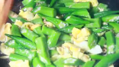 Yumurtayla kızartılmış bamya.