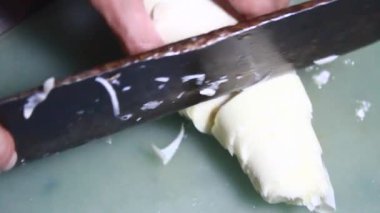 Kaynamış bambu filizleri işleniyor