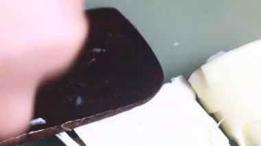 Kaynamış bambu filizleri işleniyor