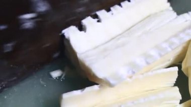 Kaynamış bambu filizleri işleniyor