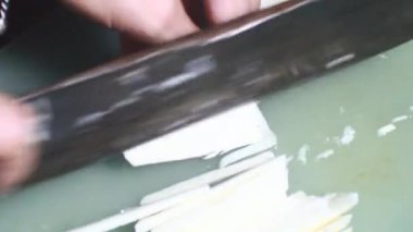 Kaynamış bambu filizleri işleniyor