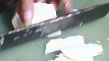 Kaynamış bambu filizleri işleniyor