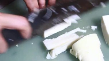 Kaynamış bambu filizleri işleniyor