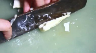 Kaynamış bambu filizleri işleniyor