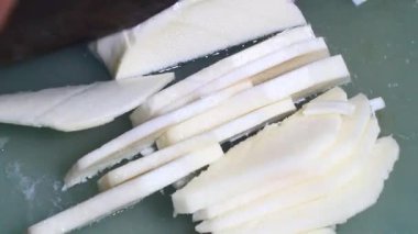 Kaynamış bambu filizleri işleniyor