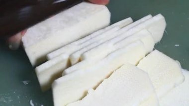 Kaynamış bambu filizleri işleniyor