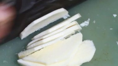 Kaynamış bambu filizleri işleniyor