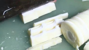 Kaynamış bambu filizleri işleniyor