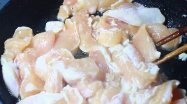 Tavuk dilimlerini inceledim.