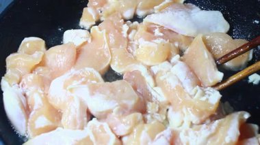 Tavuk dilimlerini inceledim.