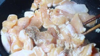 Tavuk dilimlerini inceledim.