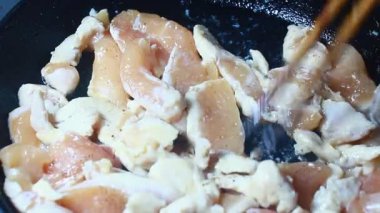 Tavuk dilimlerini inceledim.