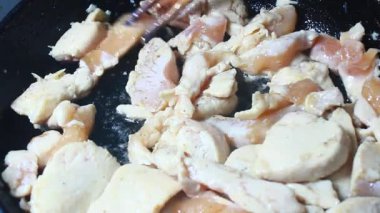 Tavuk dilimlerini inceledim.