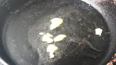 Tavuk dilimlerini inceledim.