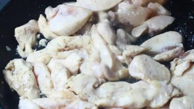 Tavuk dilimlerini inceledim.