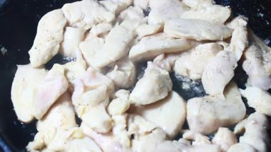 Tavuk dilimlerini inceledim.