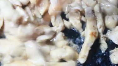 Tavuk dilimlerini inceledim.