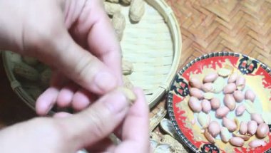 Soyulmuş fıstık ve kurutulmuş tepsi.